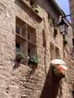 En se prmomenant dans les ruelles,  l'ombre des parasols! (79kb)